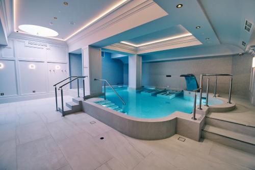 een groot zwembad in een kamer met bij Bedford Swan Hotel and Thermal Spa in Bedford