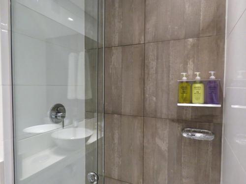 Ett badrum på Smart Hotel Montevideo