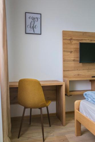 a bedroom with a desk and a chair next to a bed at Zoe Pirot in Pirot