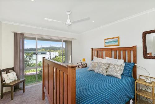 una camera da letto con un letto di legno e una finestra di Panoramic Views ad Aireys Inlet