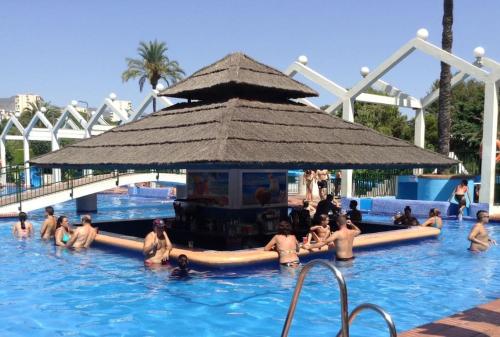 un grupo de personas en la piscina de un complejo en LUX. FRONTBEACH-TERRACE. 5 POOLS.TV. 2 A.C.NETFLIX en Benalmádena
