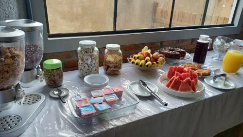 Una mesa con alimentos y bebidas para el desayuno. en Pousada Moçamba Dunas Beach, en Florianópolis