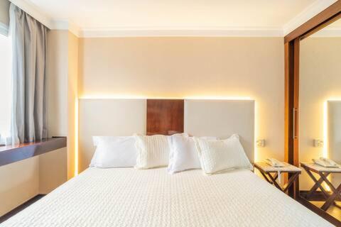 Letto o letti in una camera di FLAT PRIME II REGIÃO DA PAULISTA JARDINS