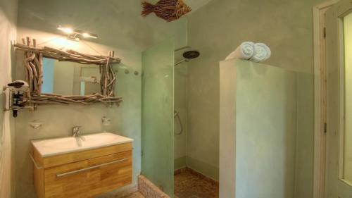 PigiにあるArchontiko tis Ioannasのバスルーム(洗面台、鏡付)
