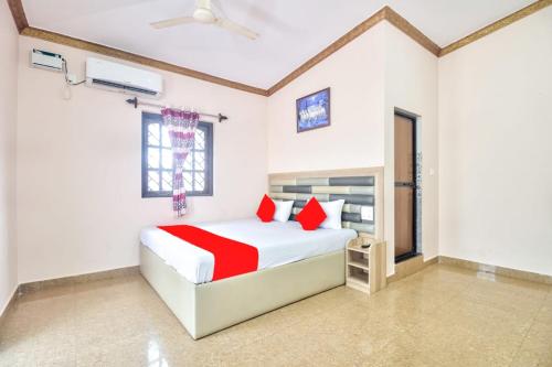 1 dormitorio con cama y ventana en Blue rays en Calangute