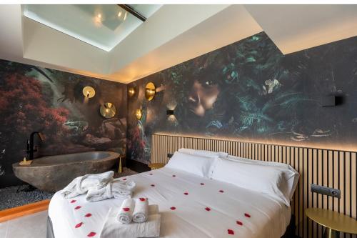 Lo hotel del poblet في بوبل نو ديل دلتا: غرفة نوم بسرير كبير وحوض استحمام