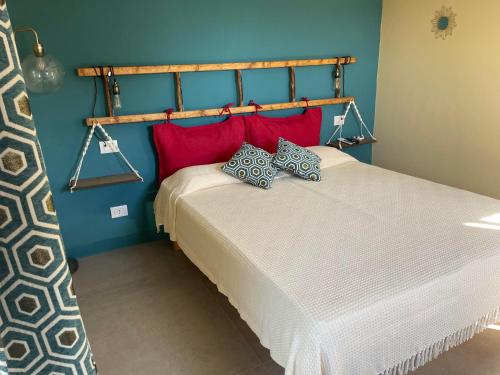 モノーポリにあるTrulli del Capoの赤と青の壁のベッドルーム1室