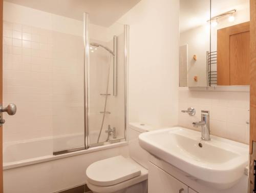 une salle de bain avec toilettes, lavabo et douche dans l'établissement Cimes 20, à Morzine