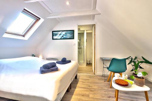 1 dormitorio con 1 cama, 1 mesa y 1 silla en Ty Koant au coeur du Guilvinec - Wifi inclus - Draps et serviettes inclus, en Le Guilvinec