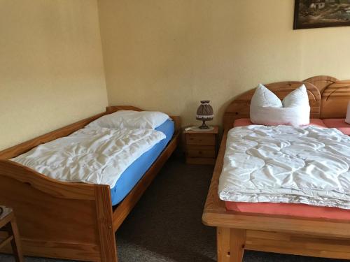 Postel nebo postele na pokoji v ubytování Ferienwohnung 1 vom Friesenhof Wieratal
