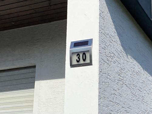 een klok aan de zijkant van een gebouw bij Försters Ferienhaus in Atzelgift