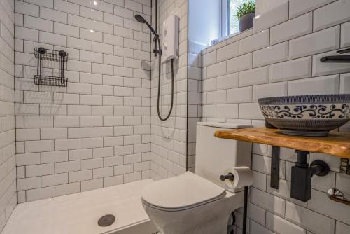 een badkamer met een toilet, een wastafel en een douche bij 51 Fernhill Heights in Bridport