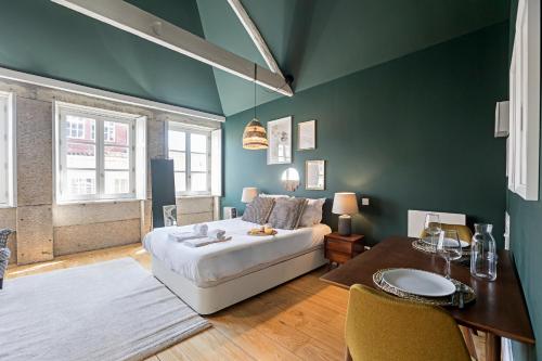 En eller flere senge i et værelse på Lóios 66 by LovelyStay