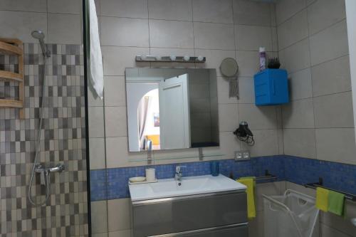 a bathroom with a sink and a mirror at Golondrina 17 - Bungalow con giardino a Matagorda - Fronte mare - Aria condizionata - Piscina in Los Pocillos