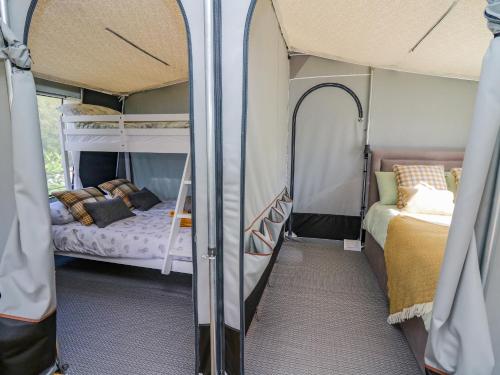 sypialnia z 2 łóżkami piętrowymi w pokoju typu rv w obiekcie The Salmon w mieście Rhayader