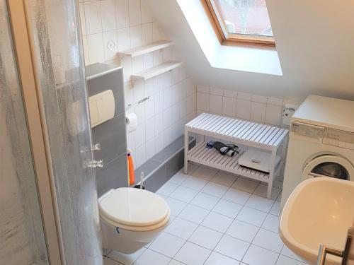 Baño pequeño con aseo y lavamanos en Haus Tjalk Ferienhaus Tjalk links en Norddeich