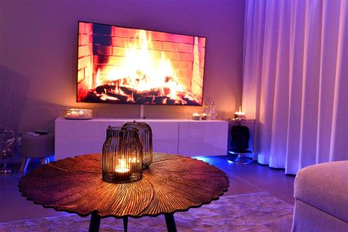 Una televisión o centro de entretenimiento en SuiteDreams - Sky Suite - Liège