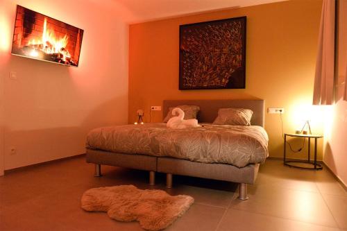 Un dormitorio con una cama con un animal de peluche encima. en SuiteDreams - Sky Suite - Liège, en Lieja