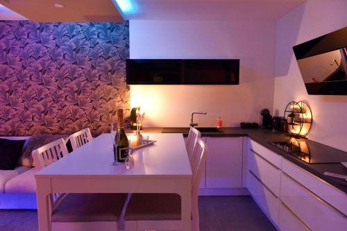 Una cocina o zona de cocina en SuiteDreams - Sky Suite - Liège