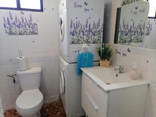 uma casa de banho branca com um WC e um lavatório em Chiclana El Principito em Chiclana de la Frontera