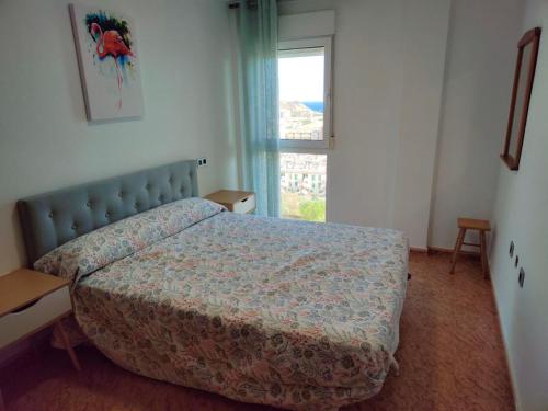 1 dormitorio con cama y ventana en Apartamento en Puerto de Mazarrón, en Puerto de Mazarrón