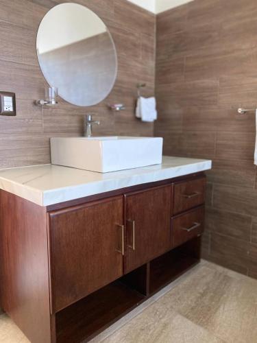 un bagno con lavandino e specchio di Casa Koru a Palenque