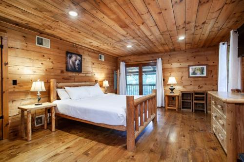 Ένα ή περισσότερα κρεβάτια σε δωμάτιο στο Forest Home Hot Tub Fire Pit Pool Table