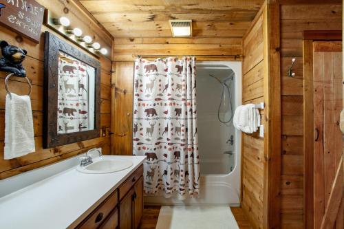 Ένα μπάνιο στο Forest Home Hot Tub Fire Pit Pool Table