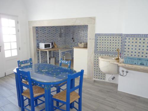 kuchnia z niebieskim stołem i krzesłami oraz toaleta w obiekcie Páteo dos Oliveira - Casa dos Senhores w mieście Évora