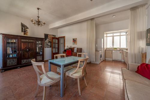 sala de estar con mesa azul y sillas en Wide and traditional- 2Bd 1Bth- Gavidia, en Sevilla
