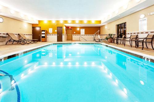 ein großer Pool in einem Hotelzimmer in der Unterkunft Holiday Inn Express Hotel & Suites Cheyenne, an IHG Hotel in Cheyenne