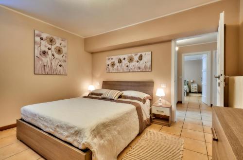 1 dormitorio con 1 cama y 2 cuadros en la pared en DIMORA SAN LORENZO, en Maggio
