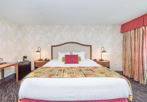 Ένα ή περισσότερα κρεβάτια σε δωμάτιο στο Bellissimo Hotel, Trademark by Wyndham Near Foxwoods Casino