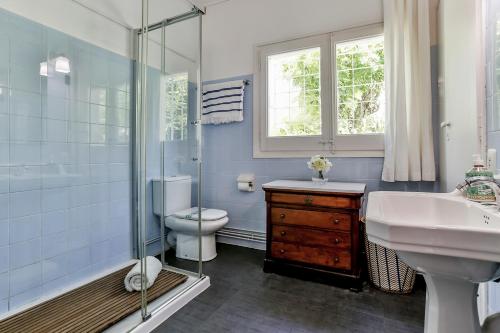 a bathroom with a sink and a toilet and a shower at Casa en Sitges in Sitges