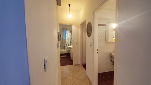 um corredor de uma casa de banho com um WC e um lavatório em 山脚下，舒适温馨海景公寓 em Atenas