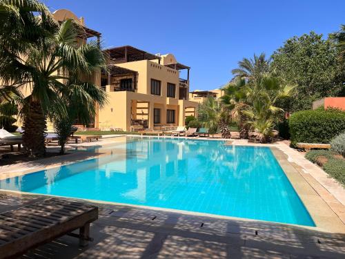 een zwembad voor een villa bij South marina apartment MS10 Wi-Fi available in Hurghada