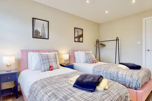 Säng eller sängar i ett rum på Chatham Serviced Apartments by Hosty Lets