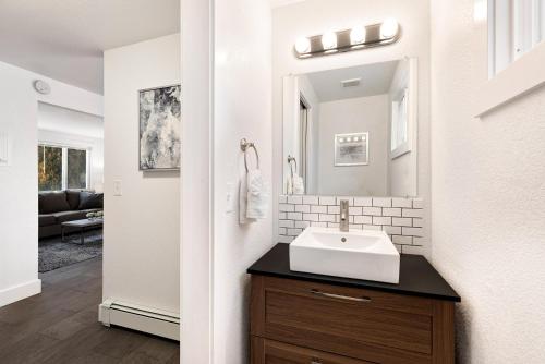 een badkamer met een wastafel en een spiegel bij Comfortable Home - Close to Rocky Mtn National Park in Loveland