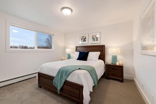 een slaapkamer met een groot bed en een raam bij Comfortable Home - Close to Rocky Mtn National Park in Loveland