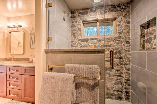 Koupelna v ubytování Blue Spruce Cabin with Hot Tub and Resort Amenities