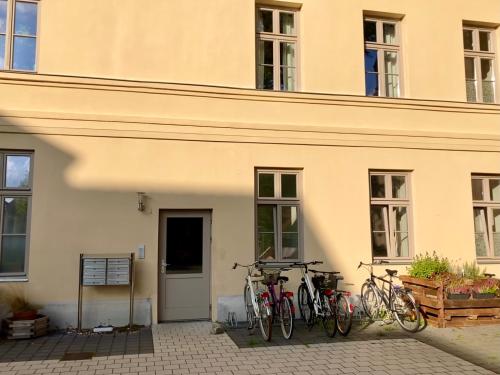 un gruppo di biciclette parcheggiate fuori da un edificio di Apartment Schloss Benrath a Greifswald