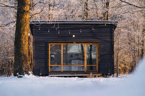 Foto Beautiful Tiny house on the lake side. 1