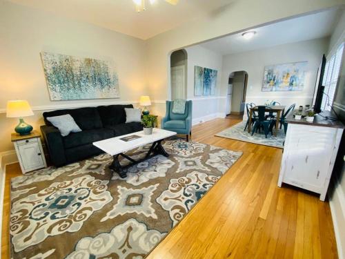 Χώρος καθιστικού στο Stunning Bungalow next to UNC - Free Bikes!