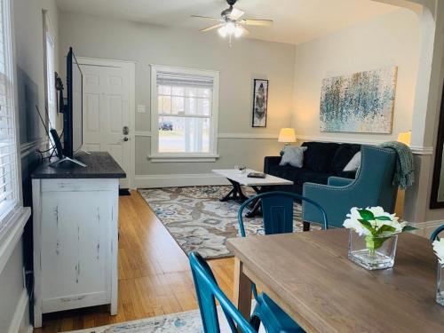 Χώρος καθιστικού στο Stunning Bungalow next to UNC - Free Bikes!