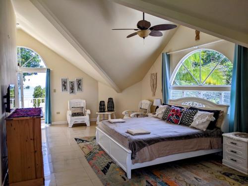 1 dormitorio con 1 cama y ventilador de techo en Santuarios del Mar, en Bocas Town