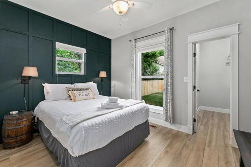 um quarto com uma cama grande e paredes verdes em Cozy Chic Home In Downtown Loveland! em Loveland