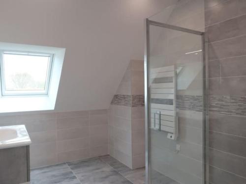 une salle de bain avec douche et lavabo dans l'établissement La bollevilla, à Saint-Nicolas-de-Pierrepont