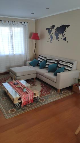 a living room with a couch and a table at Lo de Lucas in Olavarría