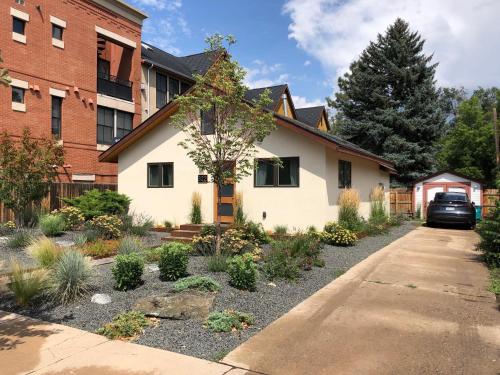 een huis met een boom op de oprit bij Vibrant Downtown Bungalow - Walk Everywhere! in Fort Collins