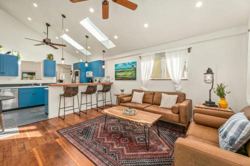 een woonkamer met een bank en een tafel bij Vibrant Downtown Bungalow - Walk Everywhere! in Fort Collins